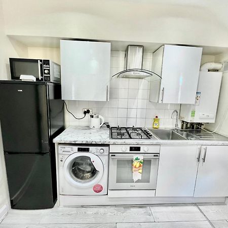 Cosy Private Flat In London, Free Parking On Premise Apartamento Carshalton Exterior foto