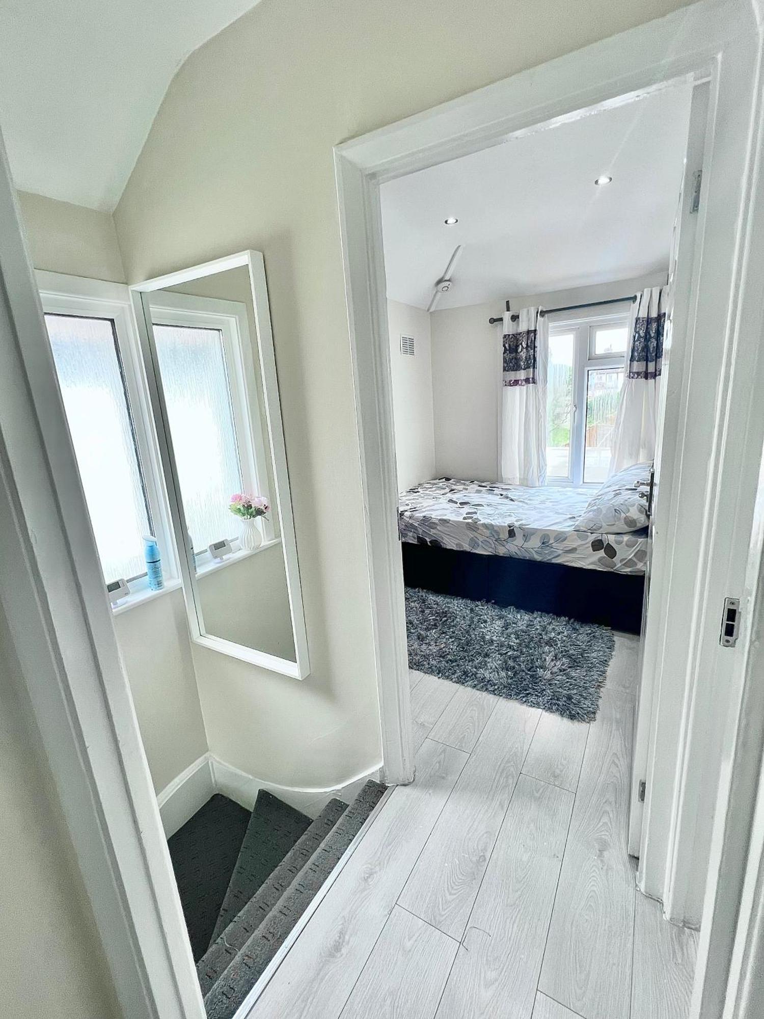 Cosy Private Flat In London, Free Parking On Premise Apartamento Carshalton Exterior foto