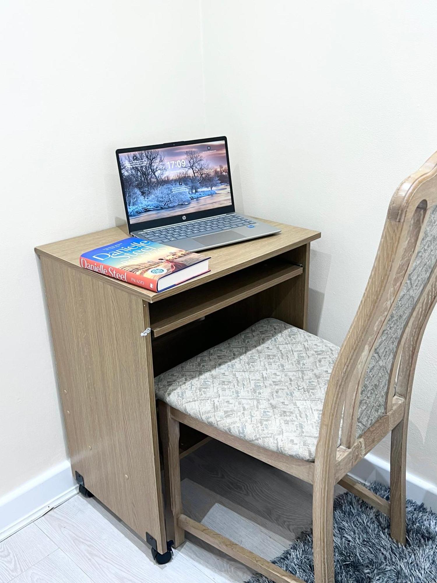 Cosy Private Flat In London, Free Parking On Premise Apartamento Carshalton Exterior foto