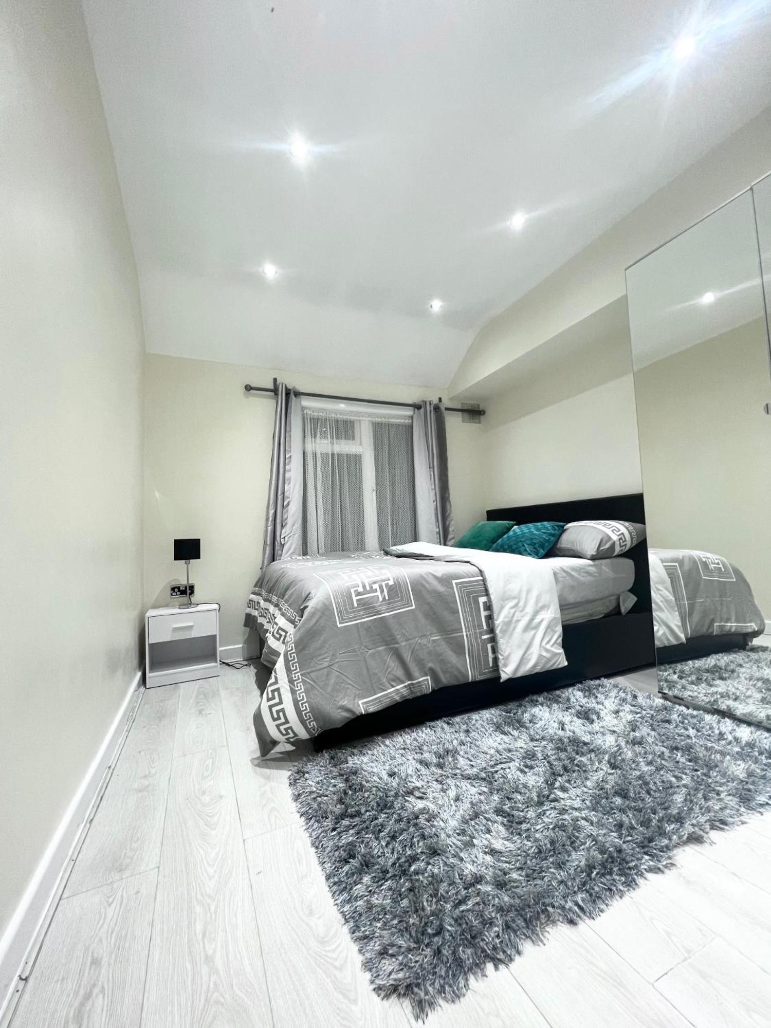 Cosy Private Flat In London, Free Parking On Premise Apartamento Carshalton Exterior foto